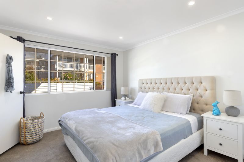 Beautifully presented, light-filled one-bedroom unit with district views.