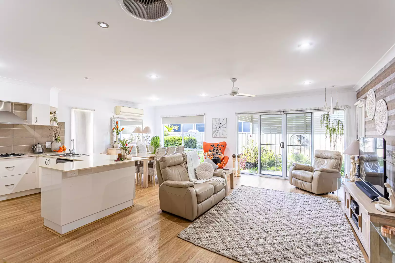 Palm Lake Resort Fern Bay - Close to all amenities