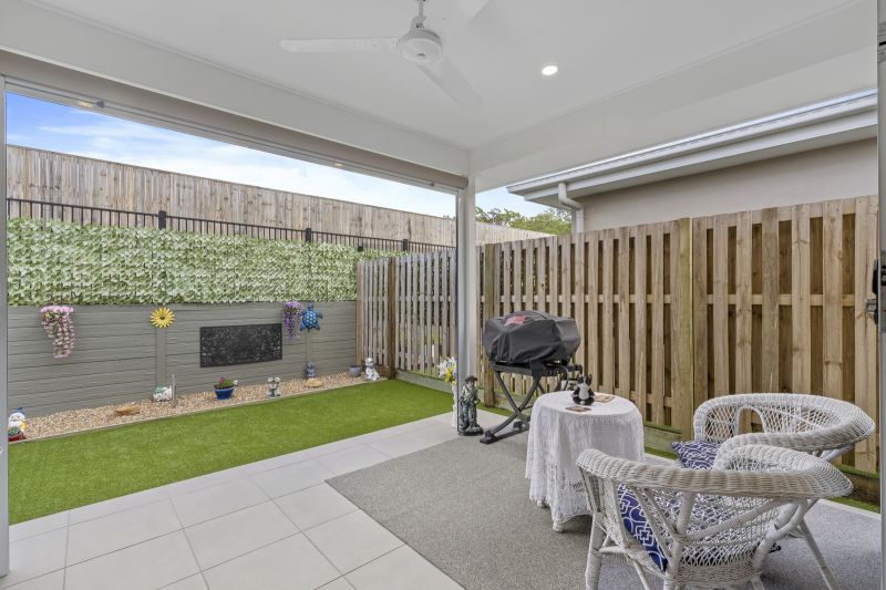 Elegant 2 Bedroom + Study - Near New