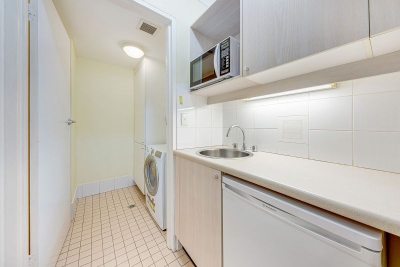 A SUNNY ONE BEDROOM APARTMENT IN THE POPULAR CORNER POSITION