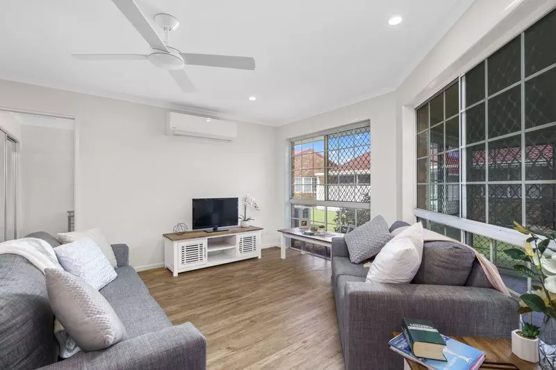 Affordable, Refurbished Villa With Bright Sunroom 