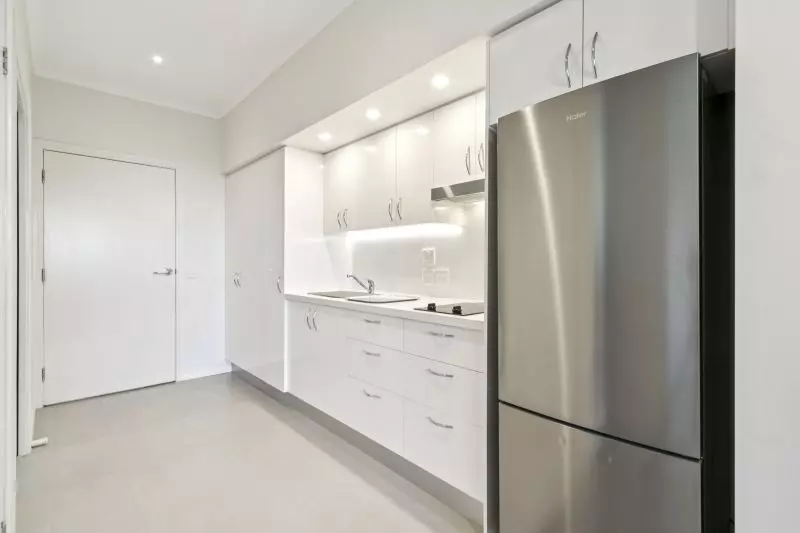 Independent studio apartment with new kitchen