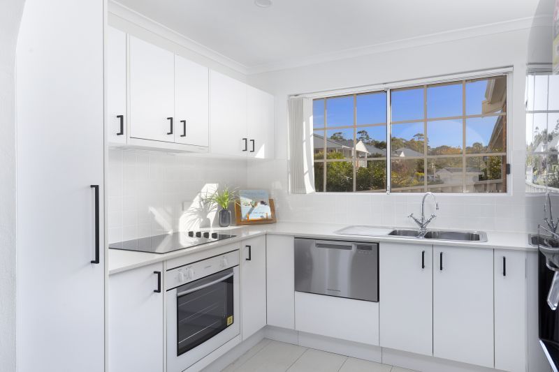 Beautifully presented, light-filled one-bedroom unit with district views.