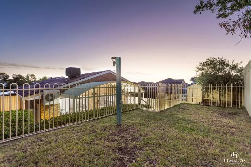 Spacious end villa with massive yard!