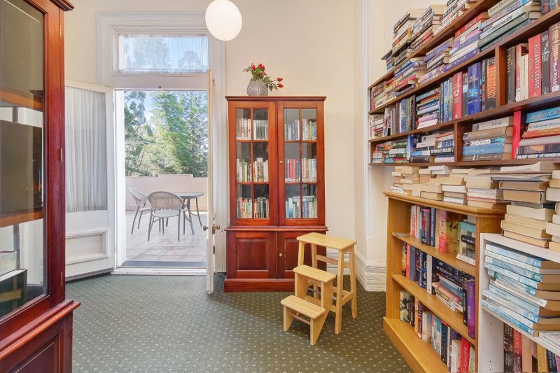 BE QUICK : SOUGHT AFTER SUNFILLED 2BR APARTMENT WITH A GLORIOUSLY GREEN OUTLOOK TO THE EAST