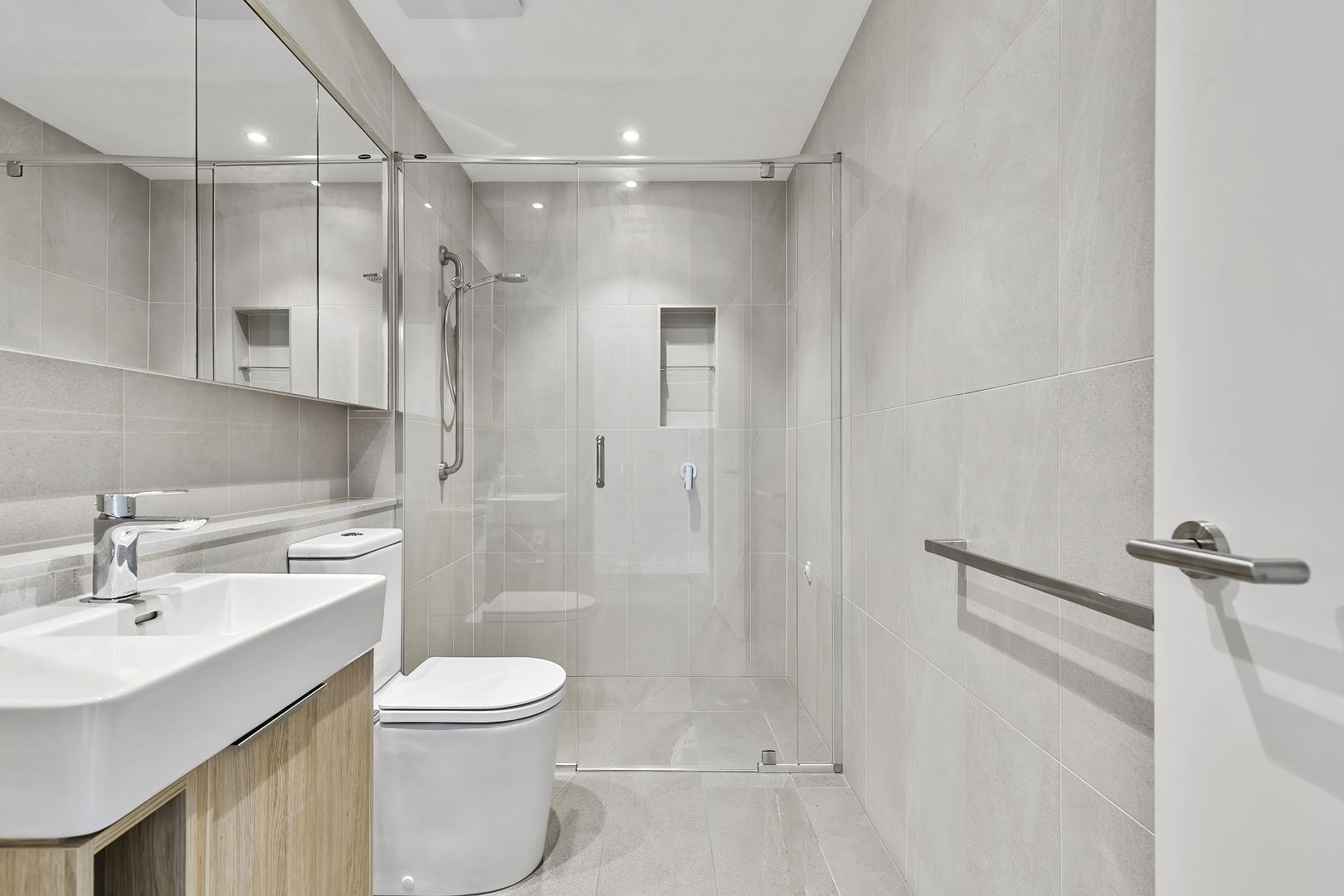 Luxury two-bedroom, two-bathroom apartment with direct Ascot racecourse views!