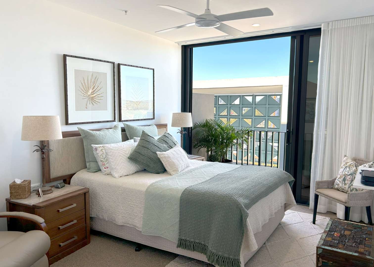 Spacious penthouse apartment in a premium beachside location