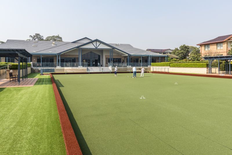 East facing upper floor unit with lift access