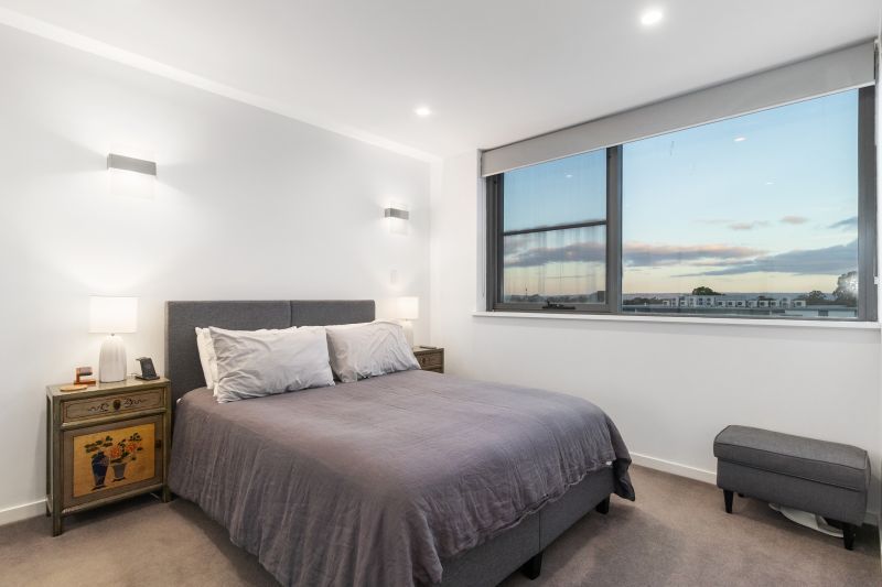 Top Floor Apartment With Views!