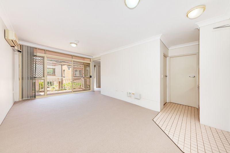 DELIGHTFULLY SUNNY APARTMENT OVERLOOKING THE GARDENS