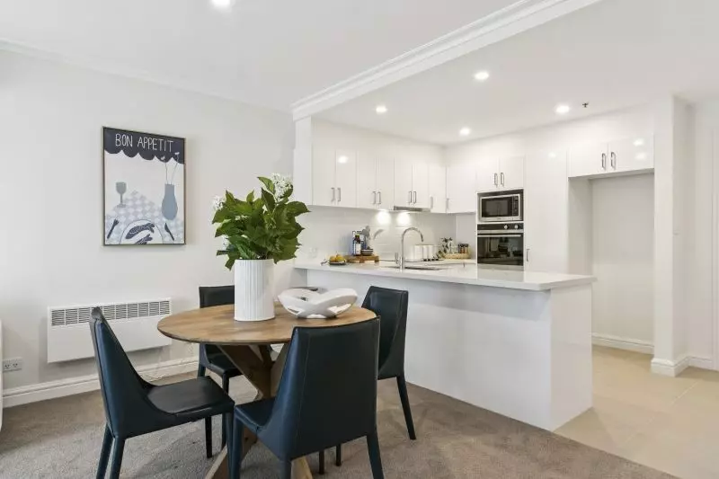 Beautiful & bright newly refurbished 2 bed apartment