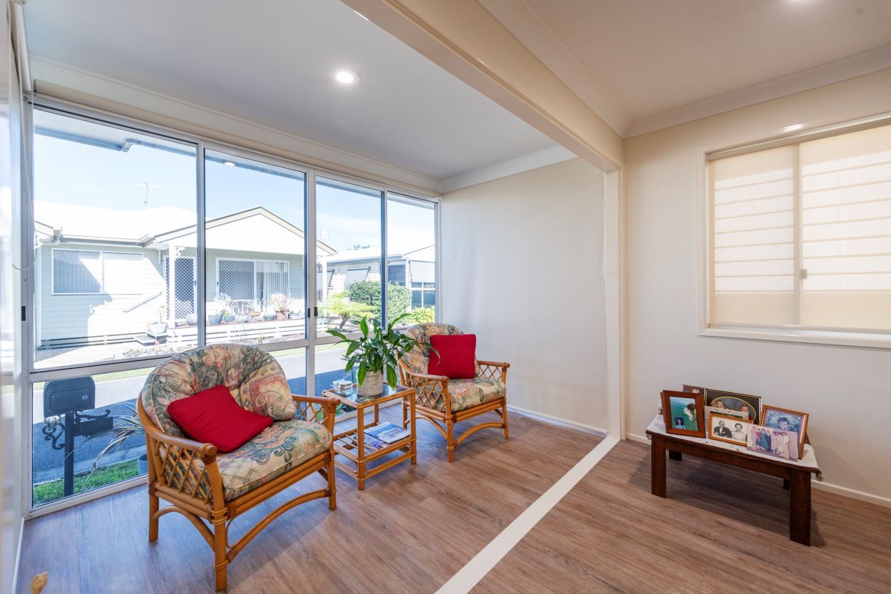 Home with Everything including a Double Garage - Palm Lake Yamba