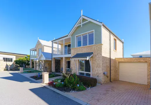 Bright, spacious townhouse with sea glimpses