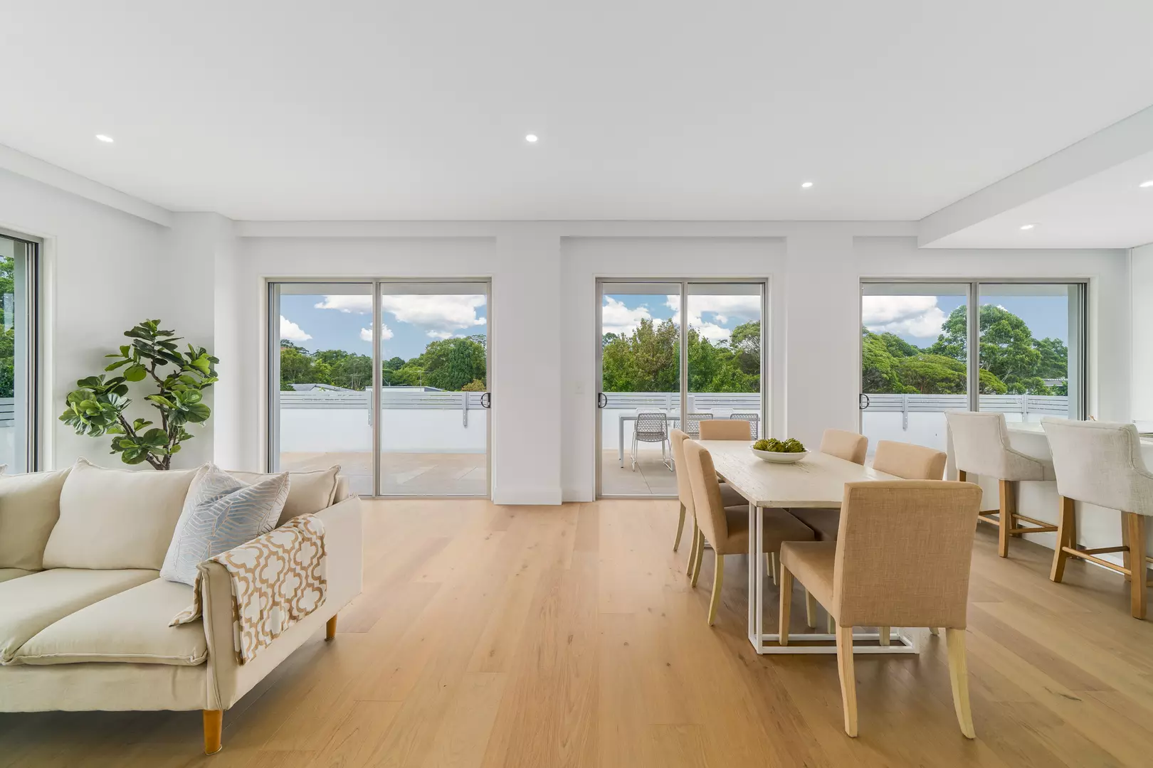 3 Bedroom Penthouse overlooking Woniora Avenue