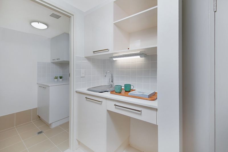 EXCELLENT FULLY RENOVATED GROUND FLOOR APARTMENT WITH THE POPULAR EASTERLY ASPECT