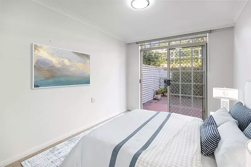 Centrally located, impeccably presented ground floor unit with large rear sunny garden courtyard.