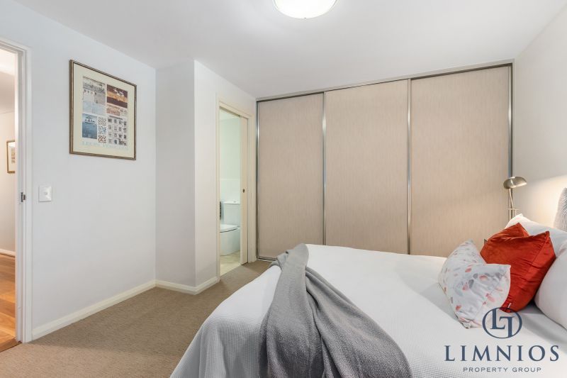 Warehouse Terrace Style Apartment With 3 Bedrooms Plus a Study!!