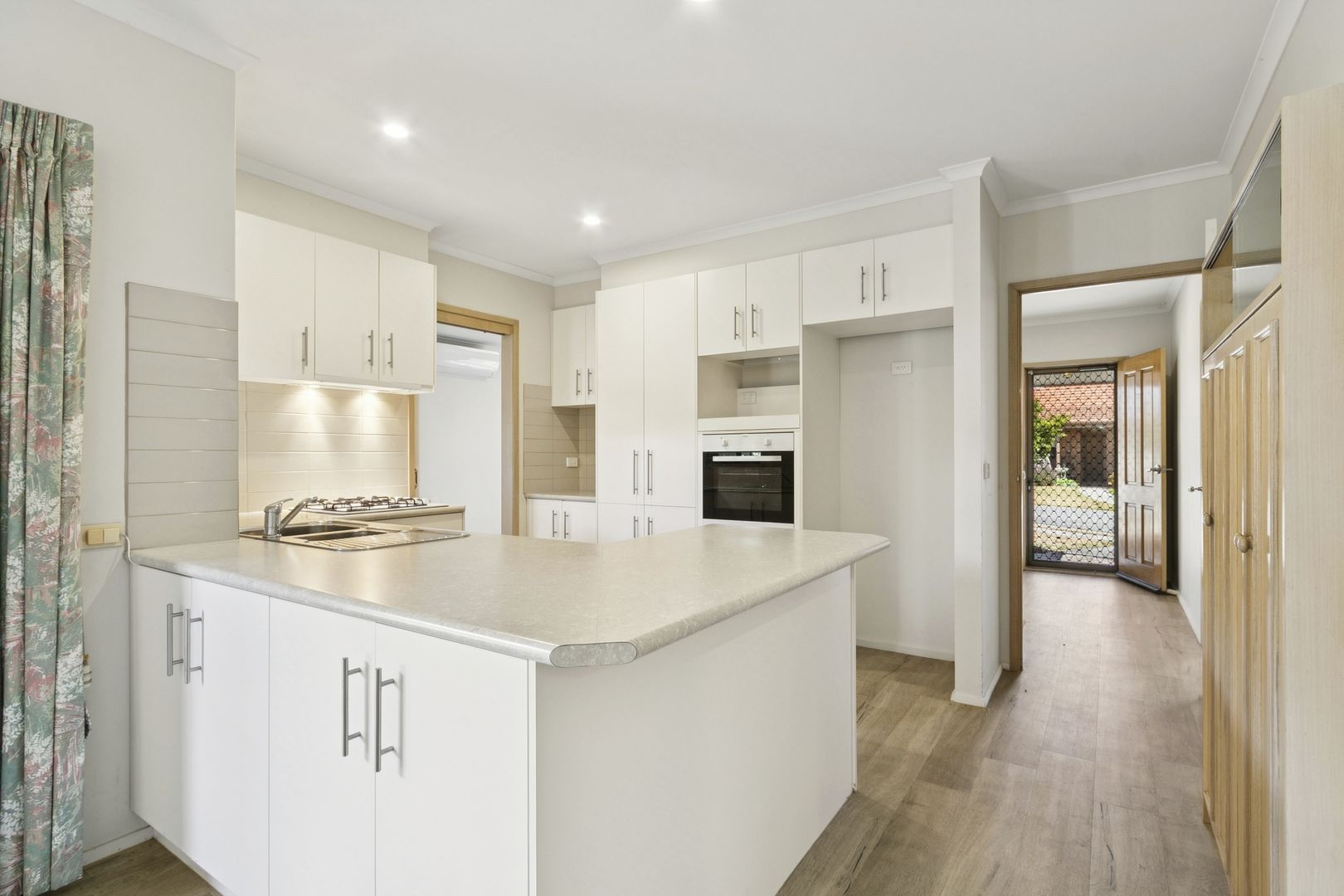 Free-standing two-bedroom villa with a study in a quiet court