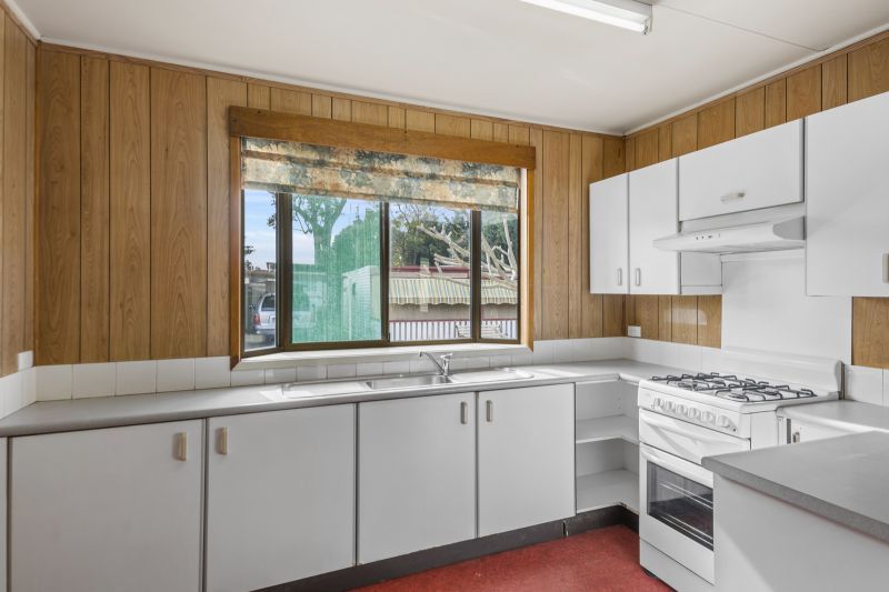 Vibrant Bungalow- Move in Now, Ready for Renovations!