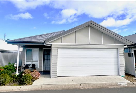 Broadlands - Next to Golf Course - Gated Community - Double Garage