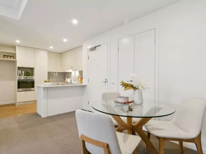 Bright and Light Retreat with Leafy Terrace Outlook