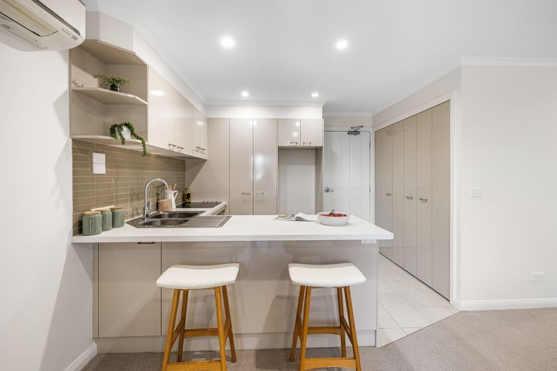 Modern Open-Plan Apartment with Balcony