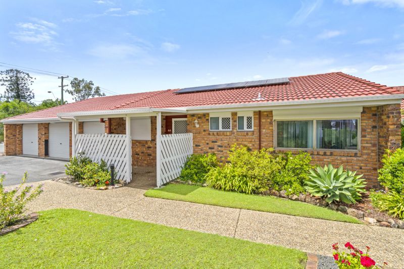 Highly Sought After !!
Beautiful two-bedroom, 1 bathroom villa with attached double garage