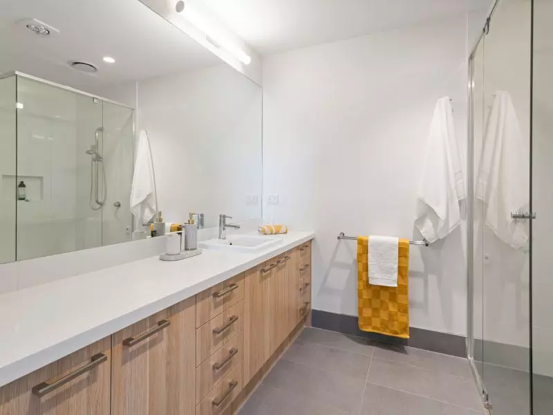 UNDER OFFER Light-filled ground floor apartment with lagoon views!