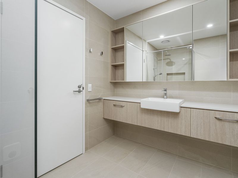 Luxury 'Falcon Design' with Spectacular Bushland Views