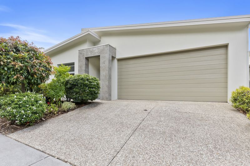 Contemporary Luxury – Exquisite Rainforest Views!