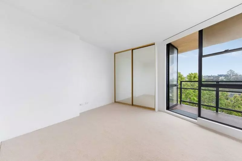 STUDIO APARTMENT - $1M views for a third of the price