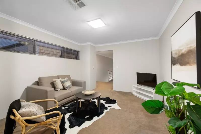 Spacious Riverside Family Retreat!