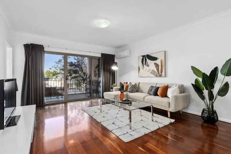 Light & Bright Living, Refurbished... See it to Believe it!!