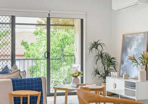 Amazing Village Apartments, in the Heart of the Shopping Hub 