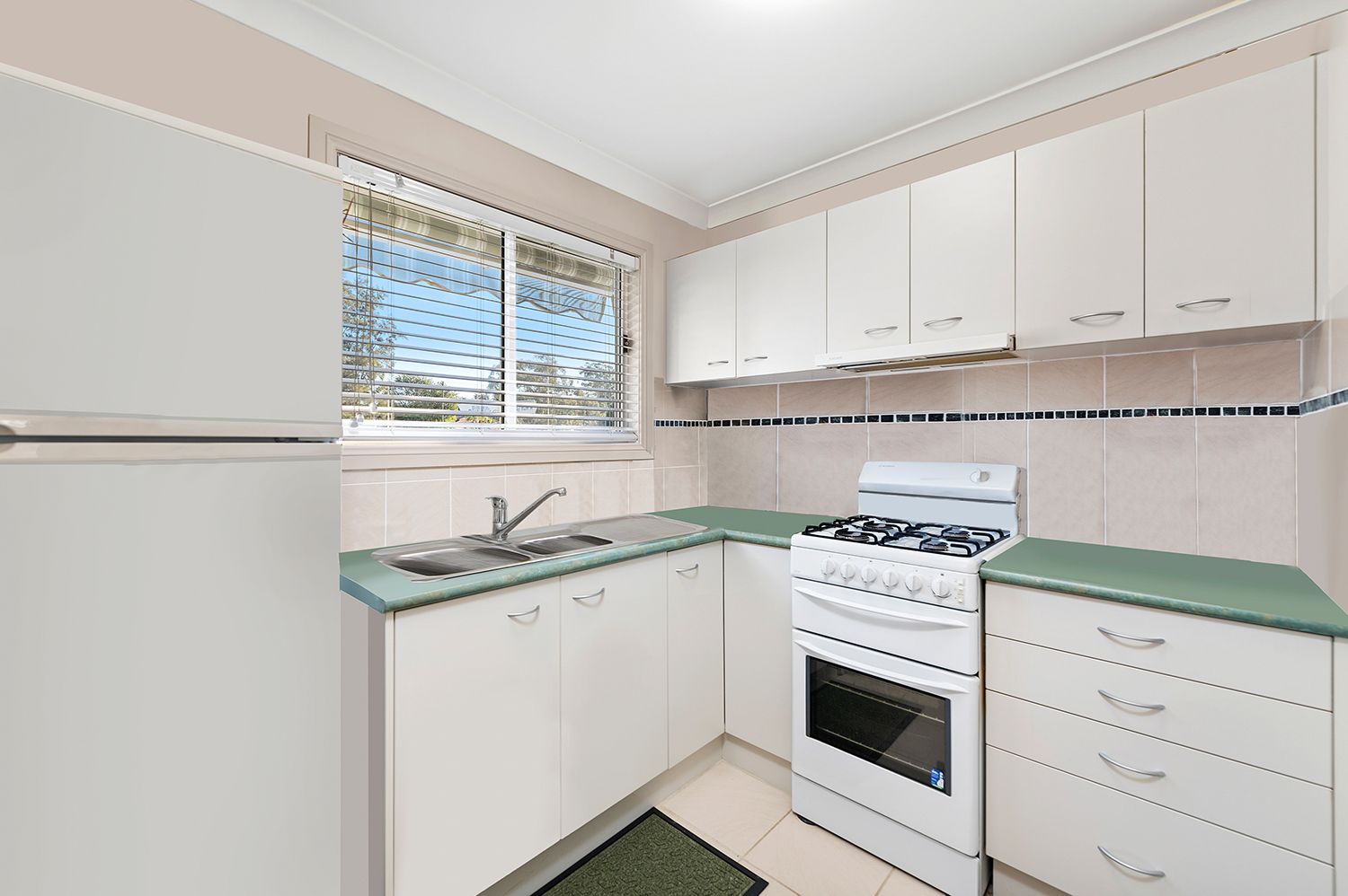 SOLD - ULTRA CONVENIENCE - 2 PARKING SPACES - Excellent Outdoor spaces