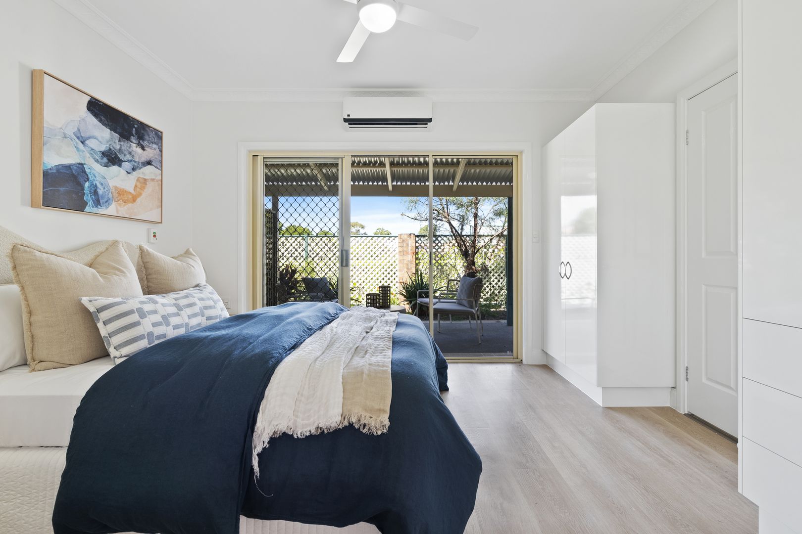 Open-plan one-bedroom apartment near the bay