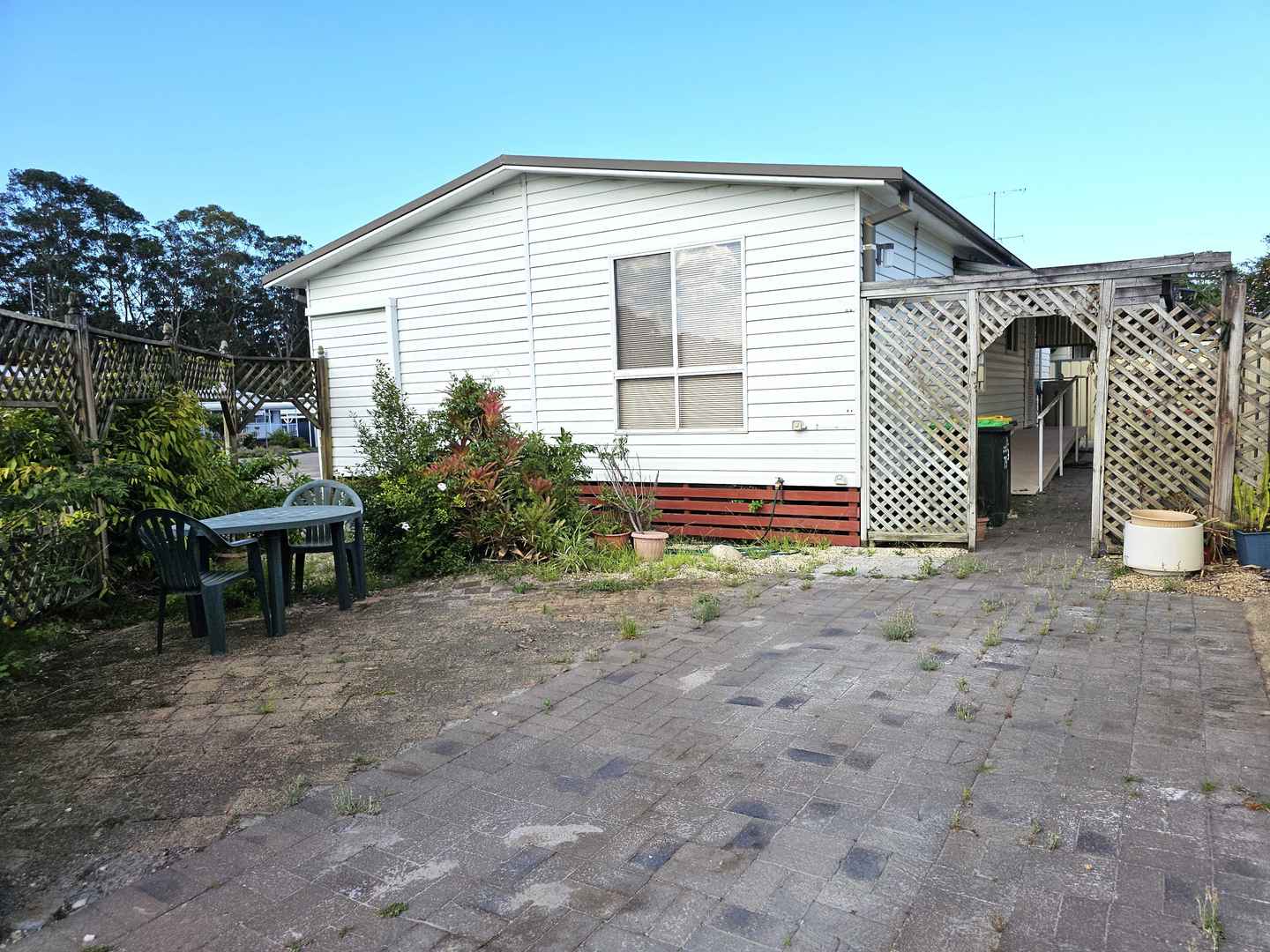 Inviting 2.5-Bedroom Home with Versatile Spaces and Expansive Outdoor Area!