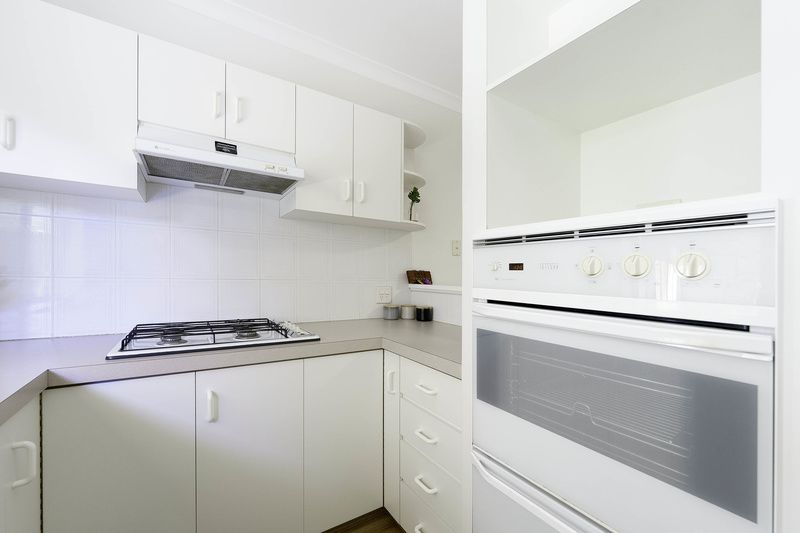 Refreshed Villa with Sunlit Patio and Open-Plan Living