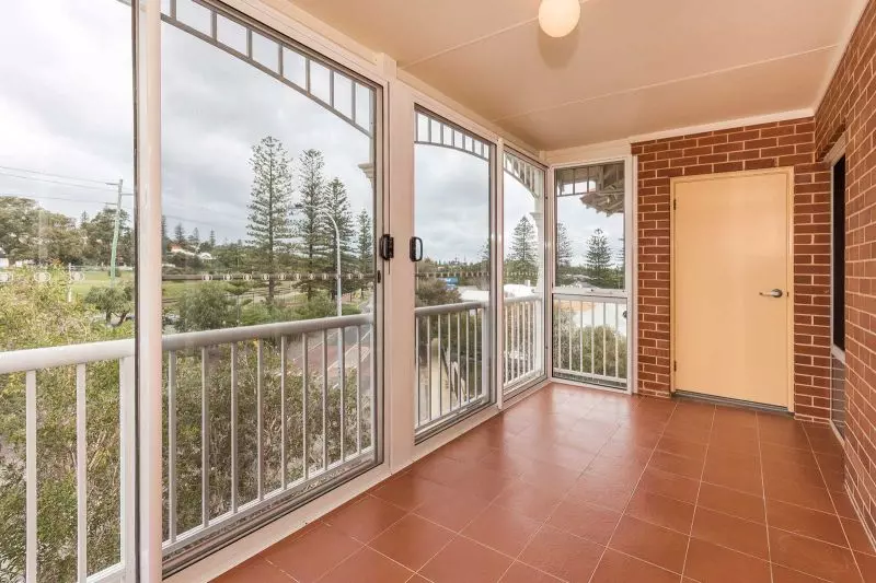 FULLY RENOVATED, LARGE 3X2 APARTMENT