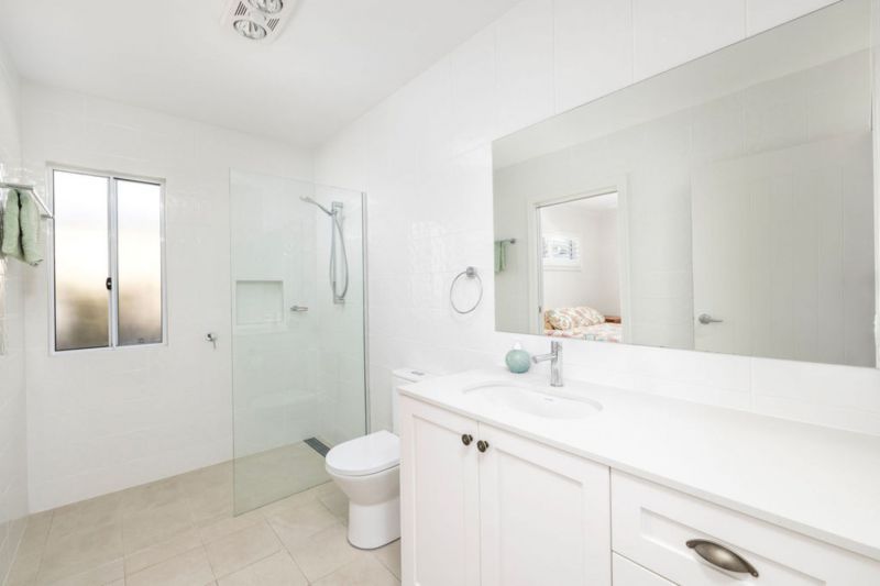 Elegant Three-Bedroom Retreat - Sunlit Alfresco Living