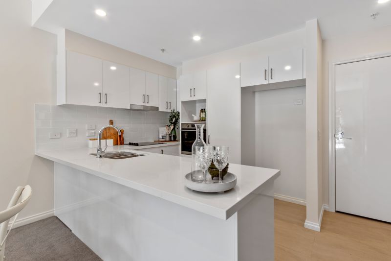 One-bedroom ground floor apartment with an open study