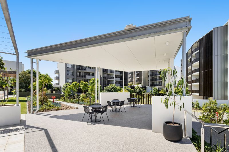 A stunning ground-floor 2-bedroom and study apartment overlooking Cliveden Ave.