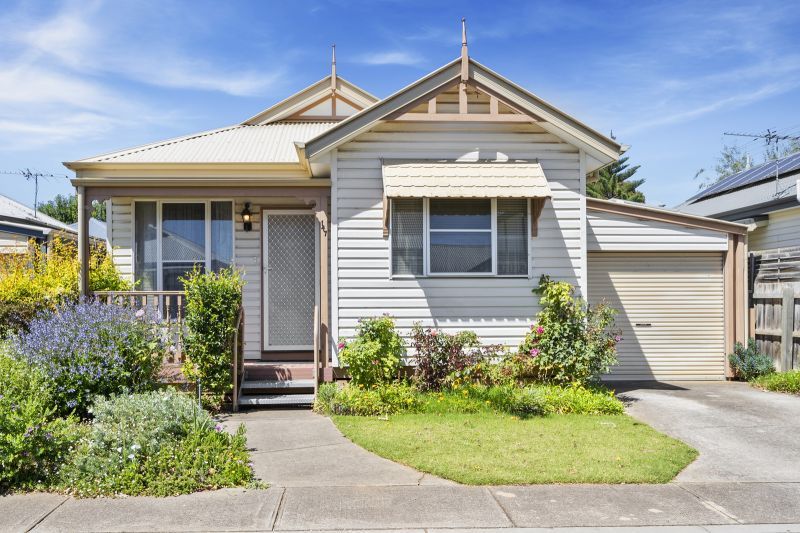 Newly Renovated- Cosy 2 Bedroom Home