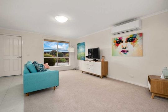 Lovely unit located in a quiet Court.
