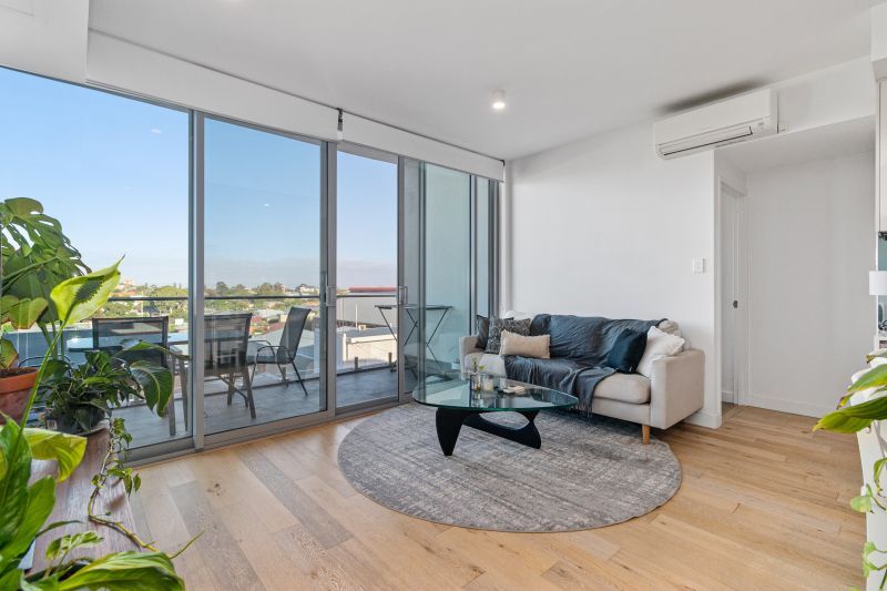 Stunning Views and Urban Lifestyle!!