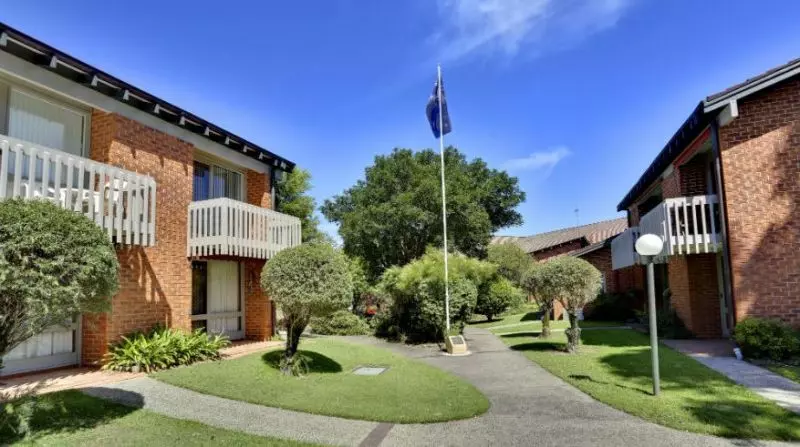 Spacious ground floor 1 bedroom unit