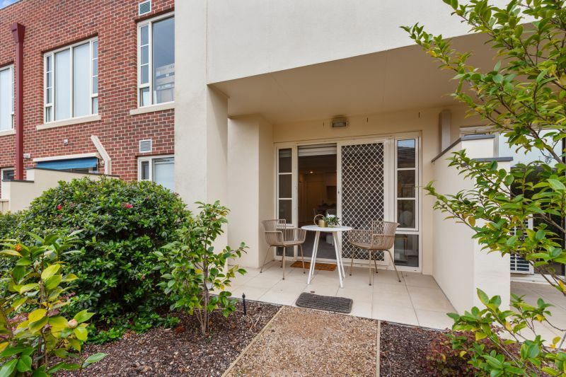 Stylish one-bed ground-floor apartment with outdoor space