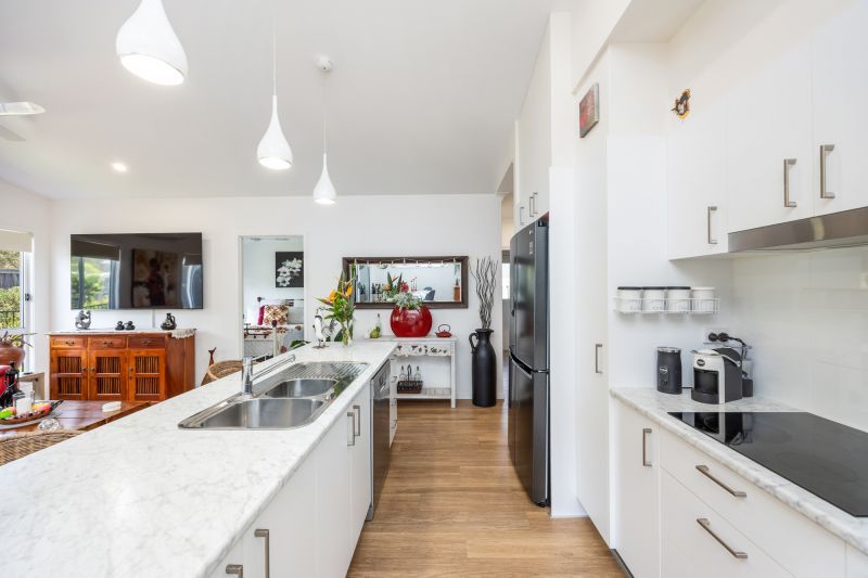 Vibrant Modern Home – Carefree Alfresco Living!