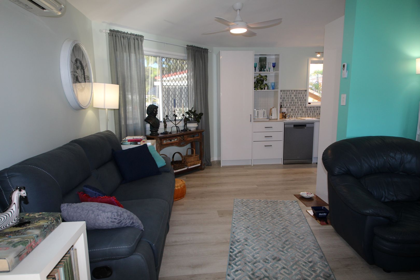 Large 2 Bedroom Overlooking the pool