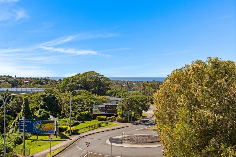 Top-floor two-bedroom apartment with ocean views!